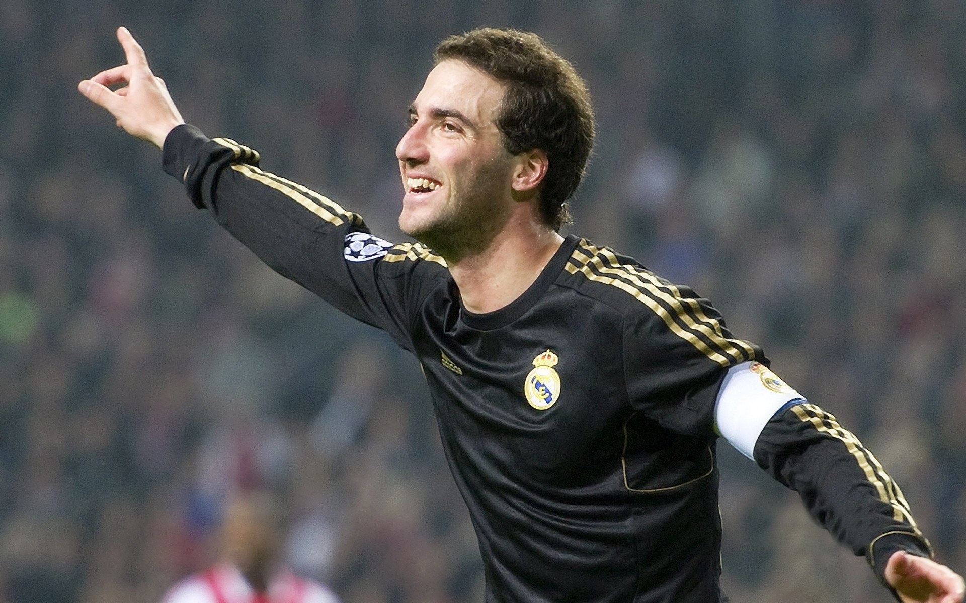 爱游戏平台-共赴疯狂竞技,球队全力拼搏冲刺胜利,疯狂的球队